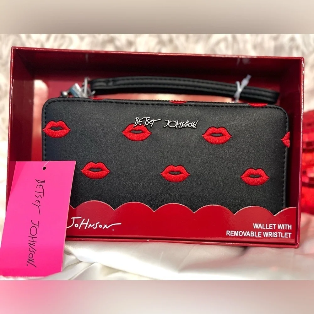 💋💋BETSEY JOHNSON STUNNING LIP ZIP AROUND WALLET/WRISTLET💋💋NWT